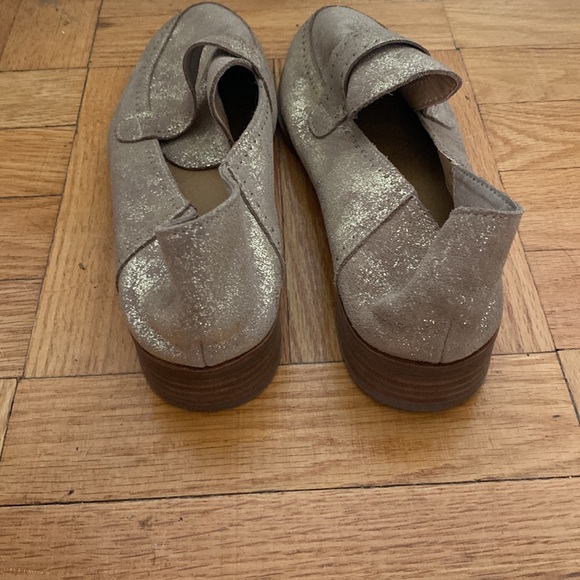 Lucky brand ran gold loafers - Picture 3 of 3
